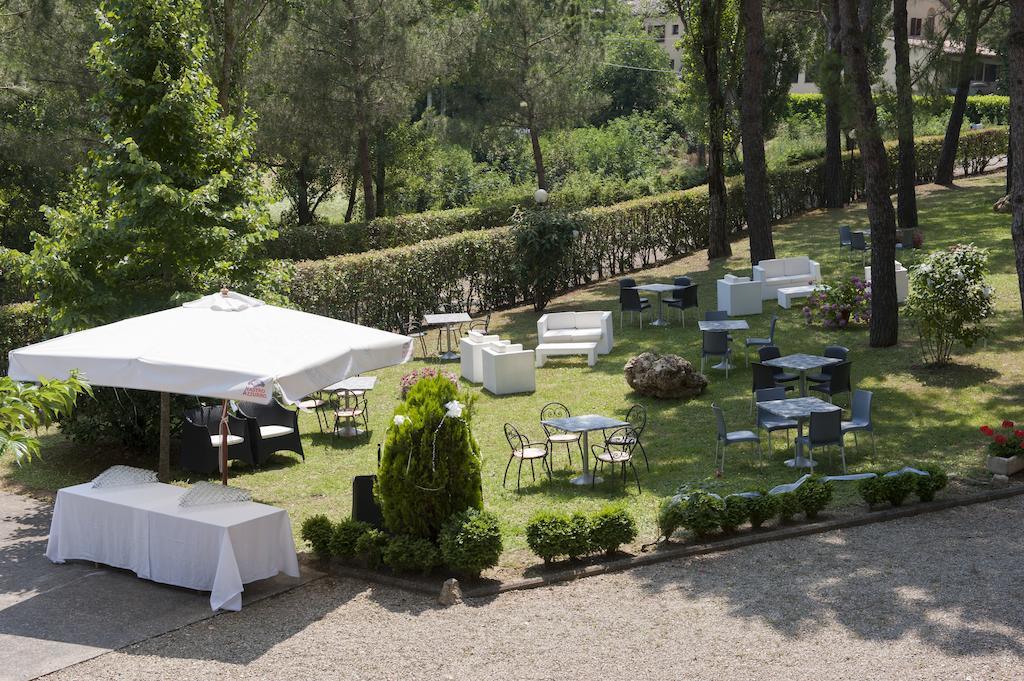 Hotel Ristorante Il Pino 키우시 외부 사진